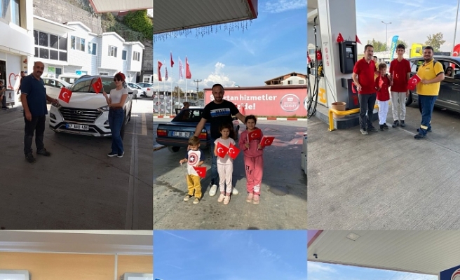 ÇEBİ GRUP MÜŞTERİLERİNE BAYRAK DAĞITTI